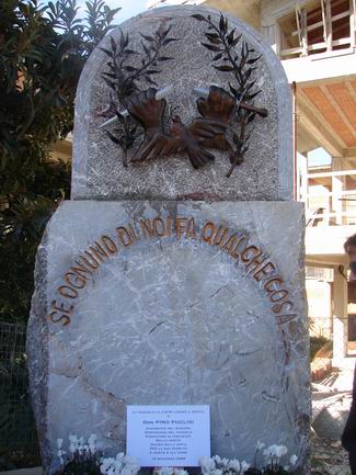 Monumento che ricorda una delle frasi pi ricorrenti in Padre Pino Puglisi