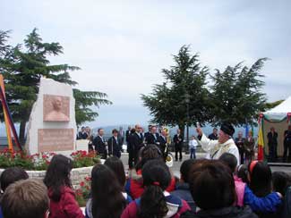 Folla di gente riunita in occasione dell'inaugurazione del monumento dedicato a Padre Puglisi