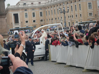 L'arrivo del Papa a piazza San Pietro