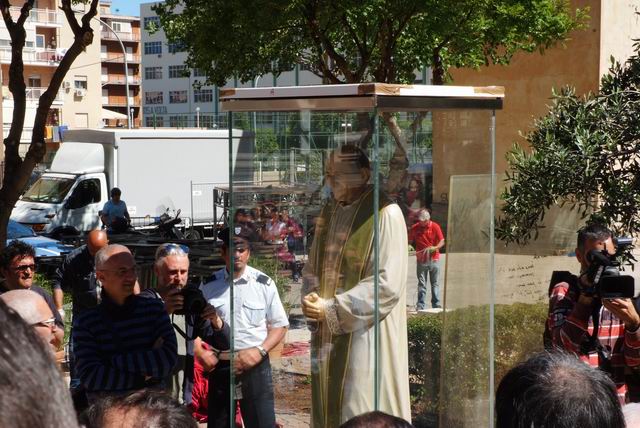 Statua lignea raffigurante Padre Pino Puglisi