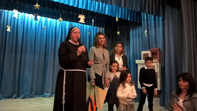 Gli alunni dell'Istituto San Francesco d'Assisi delle Suore Francescane dell'Immacolata di Lipari donano giocattoli e raccolgono denaro per l'acquisto