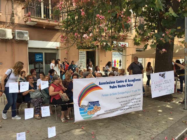 Sit-in di protesta dei volontari e degli operatori del Centro Padre Nostro di fronte la Prefettura di Palermo