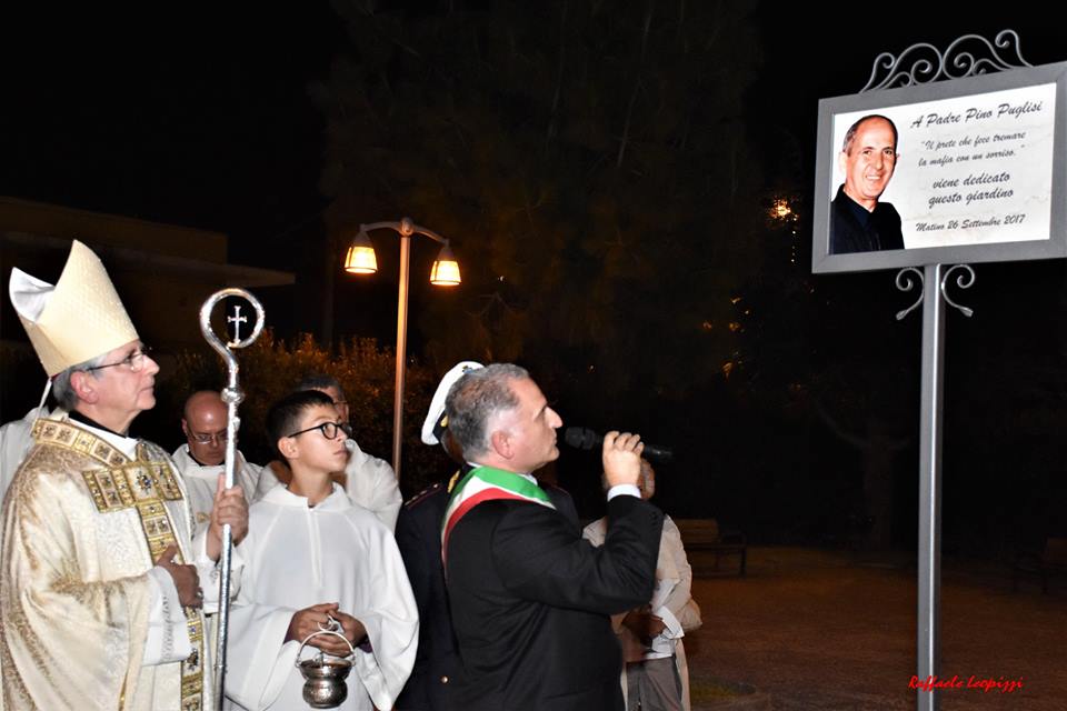 Il Sindaco di Matino e il Vescovo Fernando Filograna davanti all'insegna del giardino intitolata al Beato Puglisi