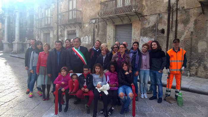 Inaugurazuione di una panchina rossa a Palermo come simbolo della lotta contro la violenza sulle donne