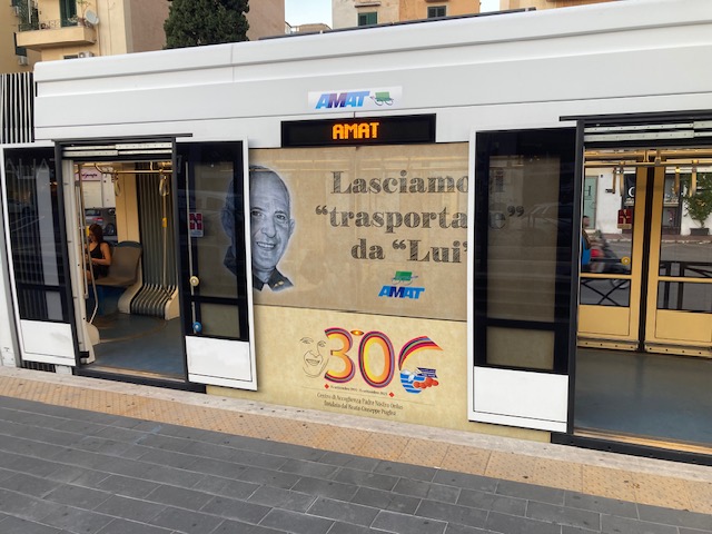 Il volto sorridente del Beato Puglisi nel tram di Palermo nel Trentennale del suo martirio