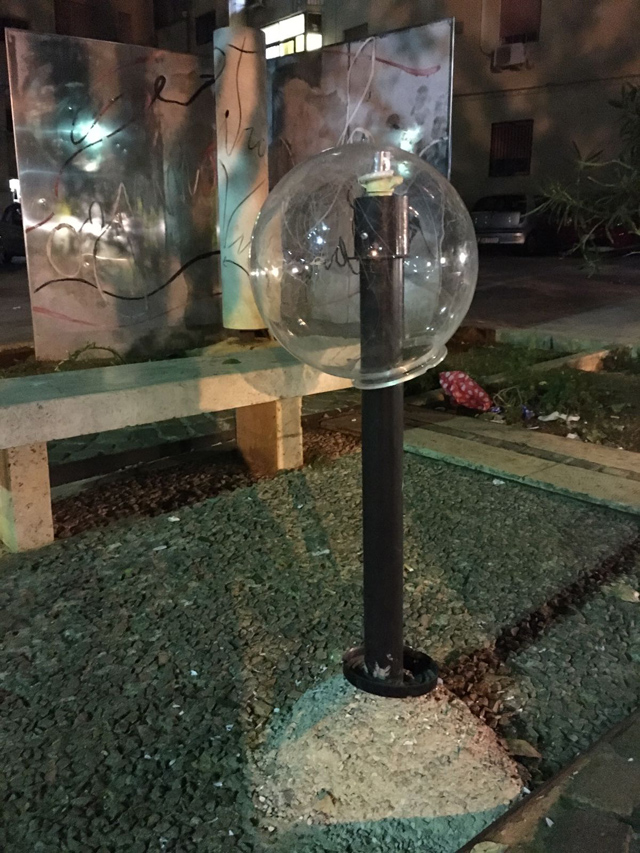 Il lampioncino rotto che illumina il giardino del Beato Puglisi a piazzale Anita Garibaldi