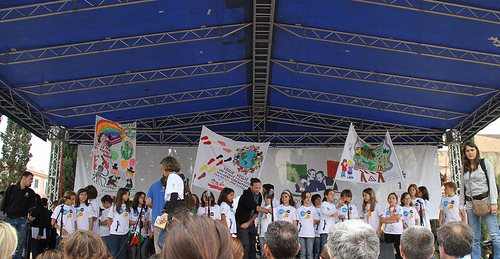 Nella foto: gli alunni del CEI cantano l'Aquila Maestra