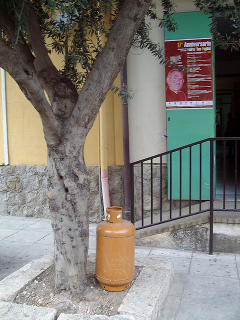Nella foto: la bombola di GAS propono davanti l'ingresso del Centro Padre Nostro