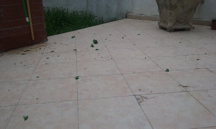 Altri pezzi di vetro infranti nel pavimento della terrazza del Centro Padre Nostro