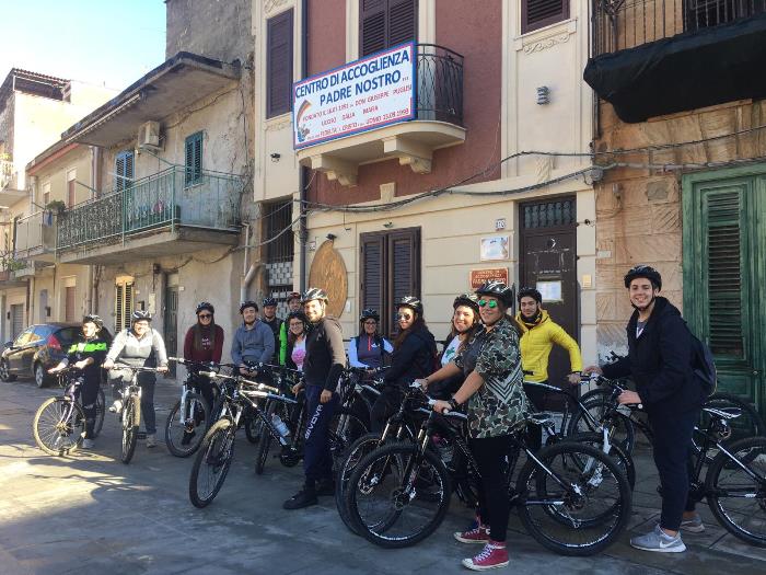 Gruppo giovani e adolescenti del Centro Padre Nostro partecipa alla Passeggiata Cicloturistica da Brancaccio a Mondello