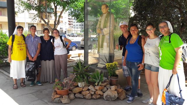 Gruppo dell'oratorio Giovanni Paolo II del quartiere Librino di Catania visita la casa-museo del Beato Puglisi