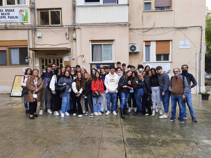 Le classi terze del Liceo Scientifico dell'Istituto Don Bosco - Ranchibile di Palermo visitano la casa museo del Beato Puglisi