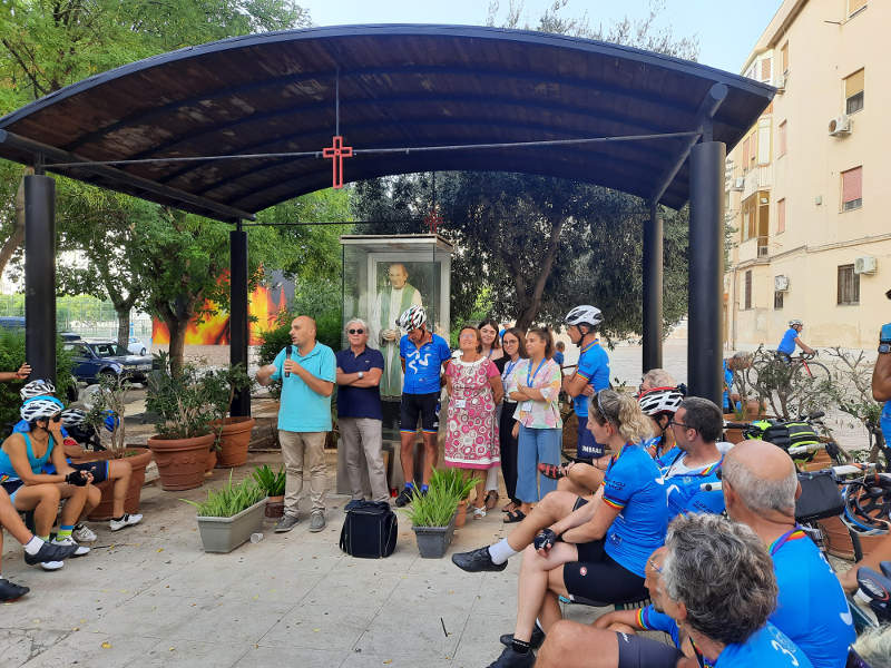 91 ciclisti delle Acli e dell'U.S Acli di Brescia fanno tappa alla casa museo del Beato Puglisi nell'ambito del tour Percorri la Pace