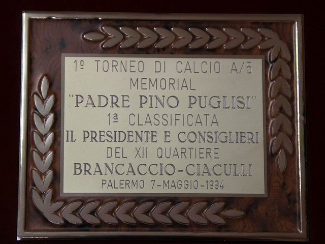 Nella foto: la traga del memorial Padre Pino Puglisi