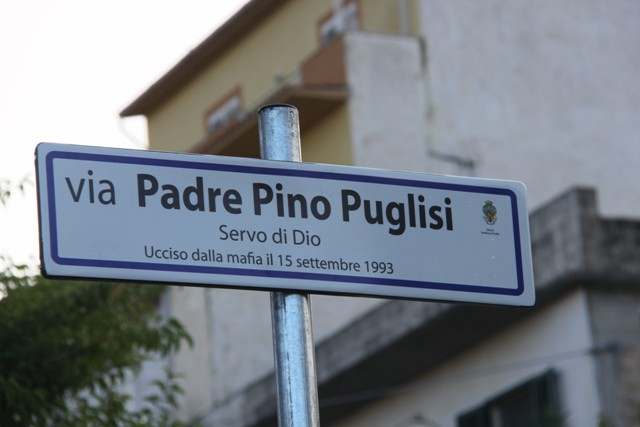 Nell'immagine: Intitolazione di una strada a Padre Pino Puglisi, Sambuca di Sicilia