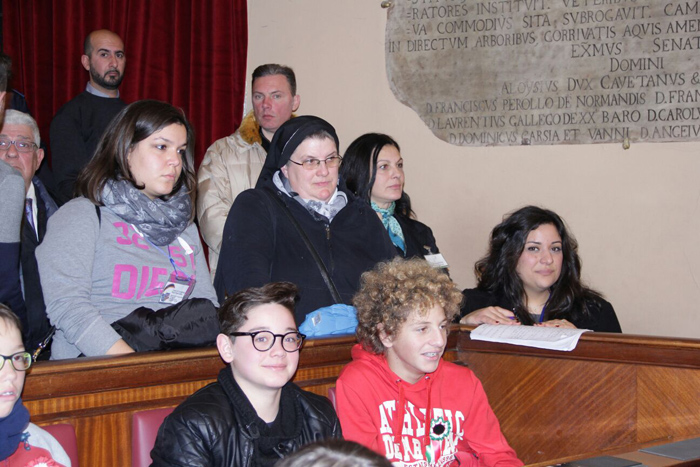 Nella foto Suor Cristina Cosa durante l'incontro presso la sala consiliare del Comune di Palermo