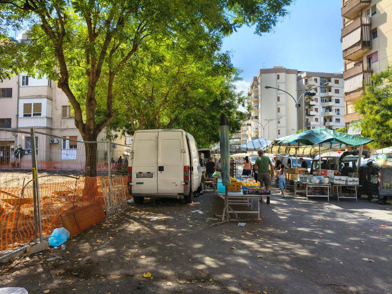 Il mercatino abusivo a piazzetta Beato Padre Pino Puglisi