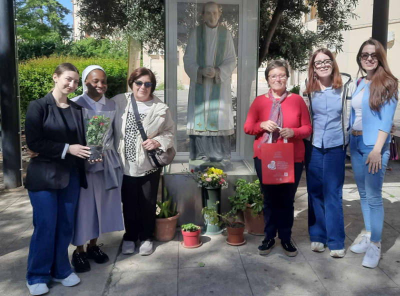 Foto ricordo davanti alla statua lignea del Beato Giuseppe Puglisi a piazzetta Beato Padre Pino Puglisi
