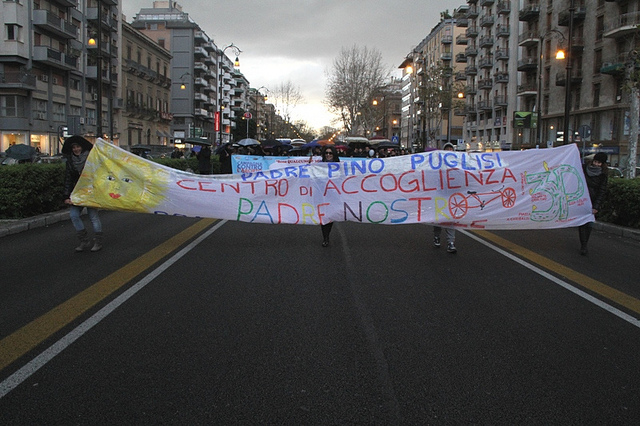 Lo striscione del Centro Padre Nostro durante il corteo