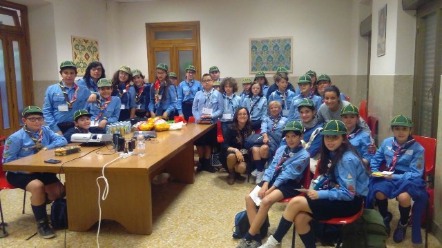 Foto di gruppo tra i bambini delle associazioni presenti e i volontari del Centro di Accoglienza Padre Nostro
