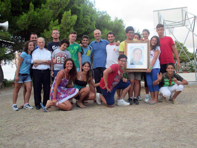 Foto di gruppo con il gruppo di animatori di Poggio Maria e il Vescovo Emerito di Cefal�, Mons. Rosario Mazzola